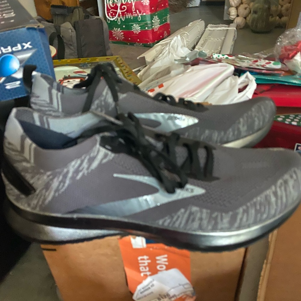 Brand new Mens Brooks tennis shoes